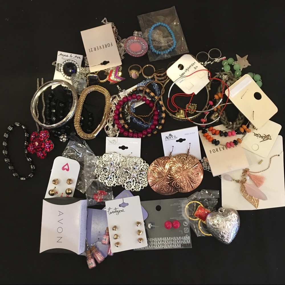 DEAL! BRAND NEW 1LB branded fashion jewelry lot .3